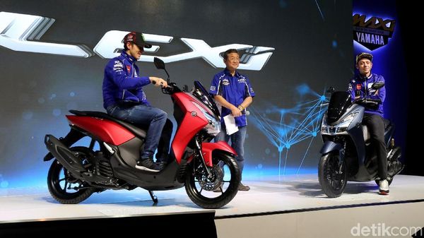 Ketika Rossi dan Vinales Tunggangi Yamaha Lexi