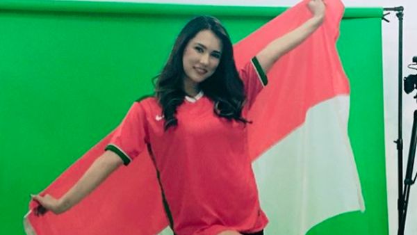 Aksi Seksi Miyabi Berseragam Timnas Indonesia