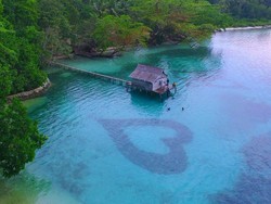 Ada di Indonesia, Pantai Ini Punya Bentuk Hati di Dalam Laut