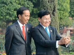 Saat Jokowi Diajak Selfie PM Laos di Taman Istana Presiden India