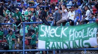 Suporter meneriakkan yel-yek buat tim kesayangannya.