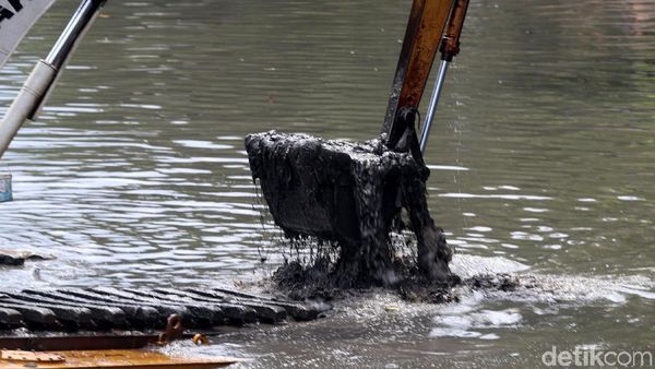 Mengeruk Lumpur Sungai Ciliwung