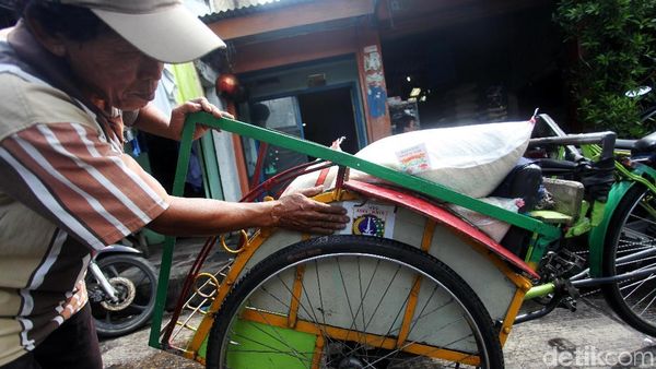 Pemprov DKI Batasi Becak, Stiker Jadi Penanda