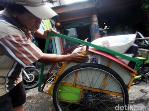 Pemprov DKI Batasi Becak, Stiker Jadi Penanda