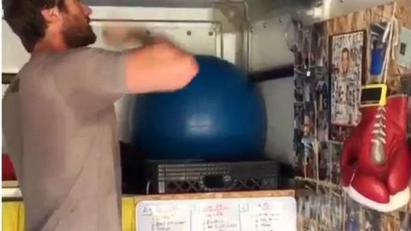 Foto-foto Armie Hammer yang Kekar Karena Tinju