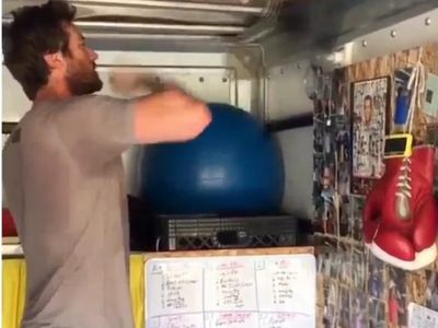 Foto-foto Armie Hammer yang Kekar Karena Tinju