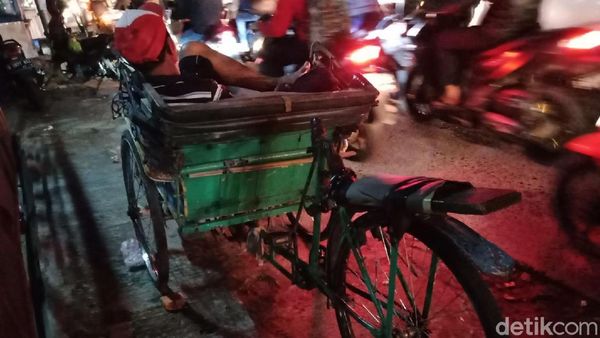 Foto: Suka Duka Pangaliman dan Lasono Menarik Becak di Pondok Labu