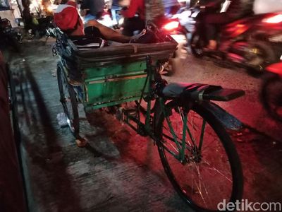Foto: Suka Duka Pangaliman dan Lasono Menarik Becak di Pondok Labu