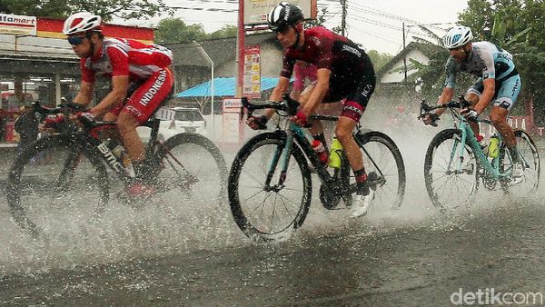 Meski Diguyur Hujan, Pebalap TdI Tetap Adu Kecepatan