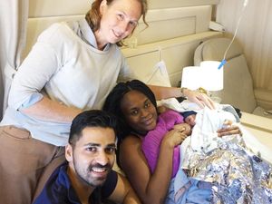 Cerita Dua Dokter Bantu Seorang Ibu Melahirkan di Pesawat