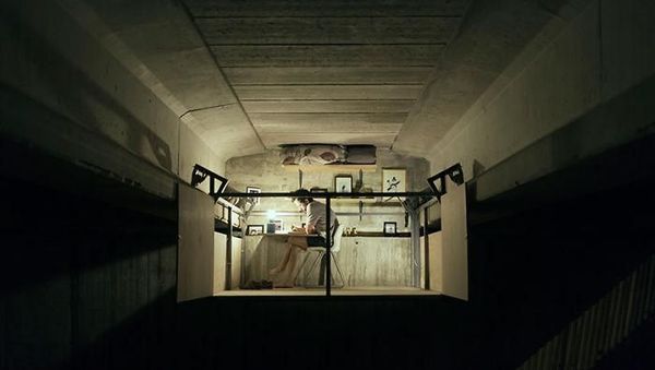 Gokil! Beton Kolong Jembatan Disulap Jadi Rumah Mini