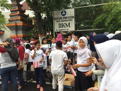 Siswa-Siswi SD di Mojokerto Ajak Selfie Pebalap Lokal dan Asing