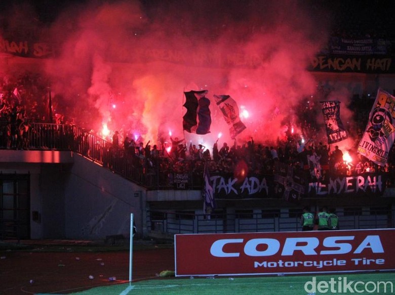 Persib Kalah dan Tersingkir, Suporter Nyalakan Flare dan Lempar Botol Persib Kalah dan Tersingkir, Suporter Nyalakan Flare dan Lempar Botol