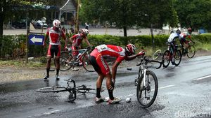 Pebalap Bertumbangan di Etape Neraka