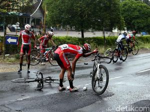 Pebalap Bertumbangan di Etape Neraka