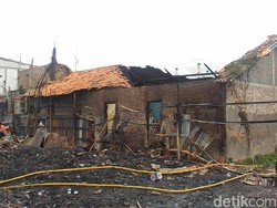 Kebakaran Lapak Limbah Plastik Merembet ke 3 Rumah, Atap Hancur