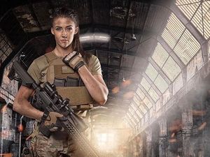 Foto: Pesona Lauren Young, Eks Tentara Cantik yang Tangguh dengan Senjata