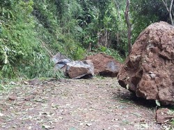 Batu Sebesar Mobil Nyaris Timpa Warga di Tasikmalaya