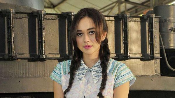 Awas Terpikat! Saat 8 Artis Cantik Bergaya dengan Rambut Kepang