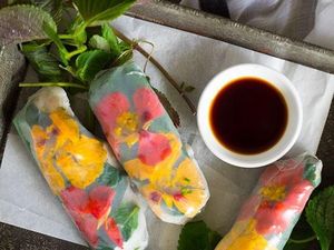 Wow! 8 Spring Roll Buah dan Sayur Ini Hasilkan Warna Pelangi yang Cantik