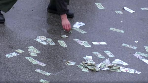 Foto: Begini Penampakan Hujan Duit yang Guyur Jalanan di AS