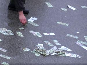 Foto: Begini Penampakan Hujan Duit yang Guyur Jalanan di AS