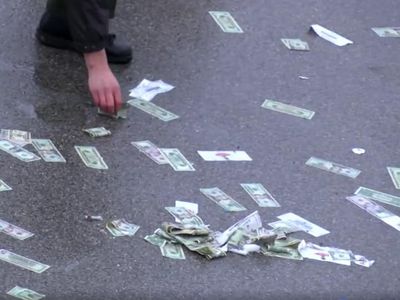 Foto: Begini Penampakan Hujan Duit yang Guyur Jalanan di AS