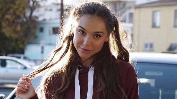 Foto: Model Berpinggang Super Kecil Ini Keseksiannya Membius Para Pria