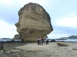Unik, Pantai Ini Memiliki Batu Raksasa Berbentuk Jamur