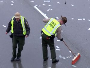 Hujan Duit Guyur Jalanan Tol di AS, Ada Apa?