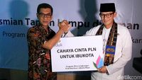 Sandiaga Uno Resmikan Taman Lampu di Jaksel