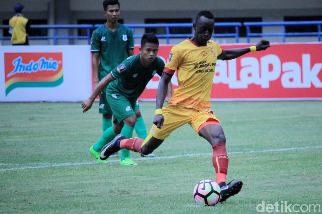 Sriwijaya FC berhasil mengalahkan PSMS Medan dengan skor 2-0 di Stadion Gelora Bandung Lautan Api (GBLA), Jumat (26/1/2018) sore WIB. Gol bunuh diri dan eksekusi penalti Makan Konate menjadi kemenangan Laskar Wong Kito.