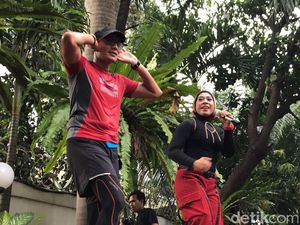 Meski Hujan, Sandi Tetap Senam Bareng Pegawai Diparbud DKI Jakarta