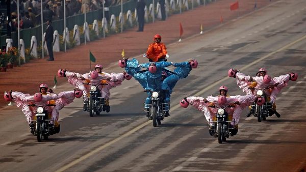 Parade Tank hingga Daredevil yang Disaksikan Jokowi di India