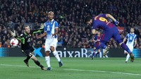 Pada laga ini, Barca unggul 1-0 melalui gol Luis Suarez pada menit kesembilan. Foto: Albert Gea/Reuters