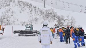 Foto: Gunung Kusatsu Shirane Erupsi, Pencarian Korban Terus Dilakukan
