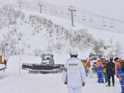 Foto: Gunung Kusatsu Shirane Erupsi, Pencarian Korban Terus Dilakukan