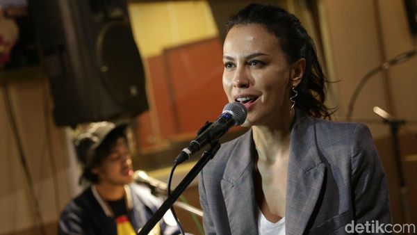 Sophia Latjuba Lagi Asyik Bermusik Nih...