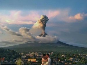 Dramatis, Pasangan Ini Menikah dengan Latar Belakang Gunung Meletus