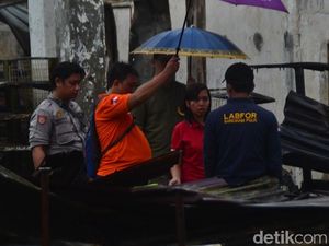 Olah TKP Swalayan Sinar Fresh, Polisi Bawa Abu dan Kabel Listrik