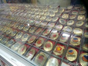 Pedagang Pasar Senen Akui Pendapatan Jual Atribut Kampanye Turun