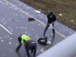 Kebahagiaan Sesaat Warga Pungut Hujan Duit di Jalan Bebas Hambatan