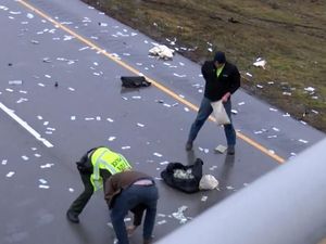 Kebahagiaan Sesaat Warga Pungut Hujan Duit di Jalan Bebas Hambatan Kebahagiaan Sesaat Warga Pungut Hujan Duit di Jalan Bebas Hambatan