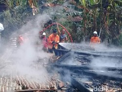 Lupa Matikan Api Tungku, Sebuah Rumah di Rembang Ludes Terbakar