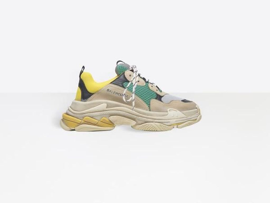 Pindahkan Pabrik Sneakers dari Italia ke China, Balenciaga Diprotes Pelanggan Pindahkan Pabrik Sneakers dari Italia ke China, Balenciaga Diprotes Pelanggan