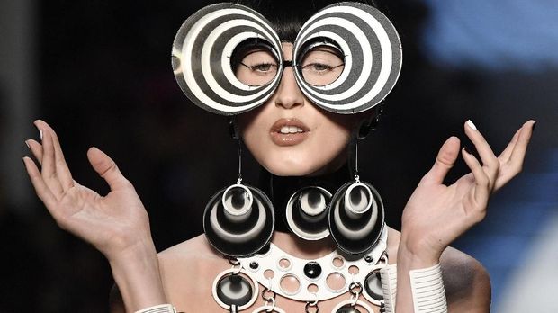Persembahan Couture Jean Paul Gaultier untuk Pierre Cardin