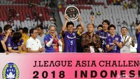 Para pemain FC Tokyo mengangkat tropi.