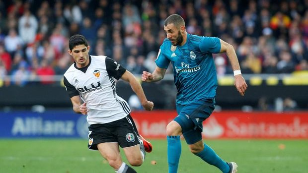 Gol kedua Real Madrid tercipta karena Karim Benzema dijatuhkan di kotak penalti.