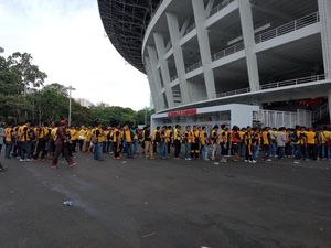 Stadion GBK Dipadati Suporter Bhayangkara FC Stadion GBK Dipadati Suporter Bhayangkara FC