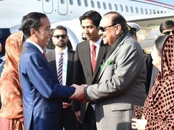 Saat Presiden Pakistan Jemput Jokowi Langsung di Bandara